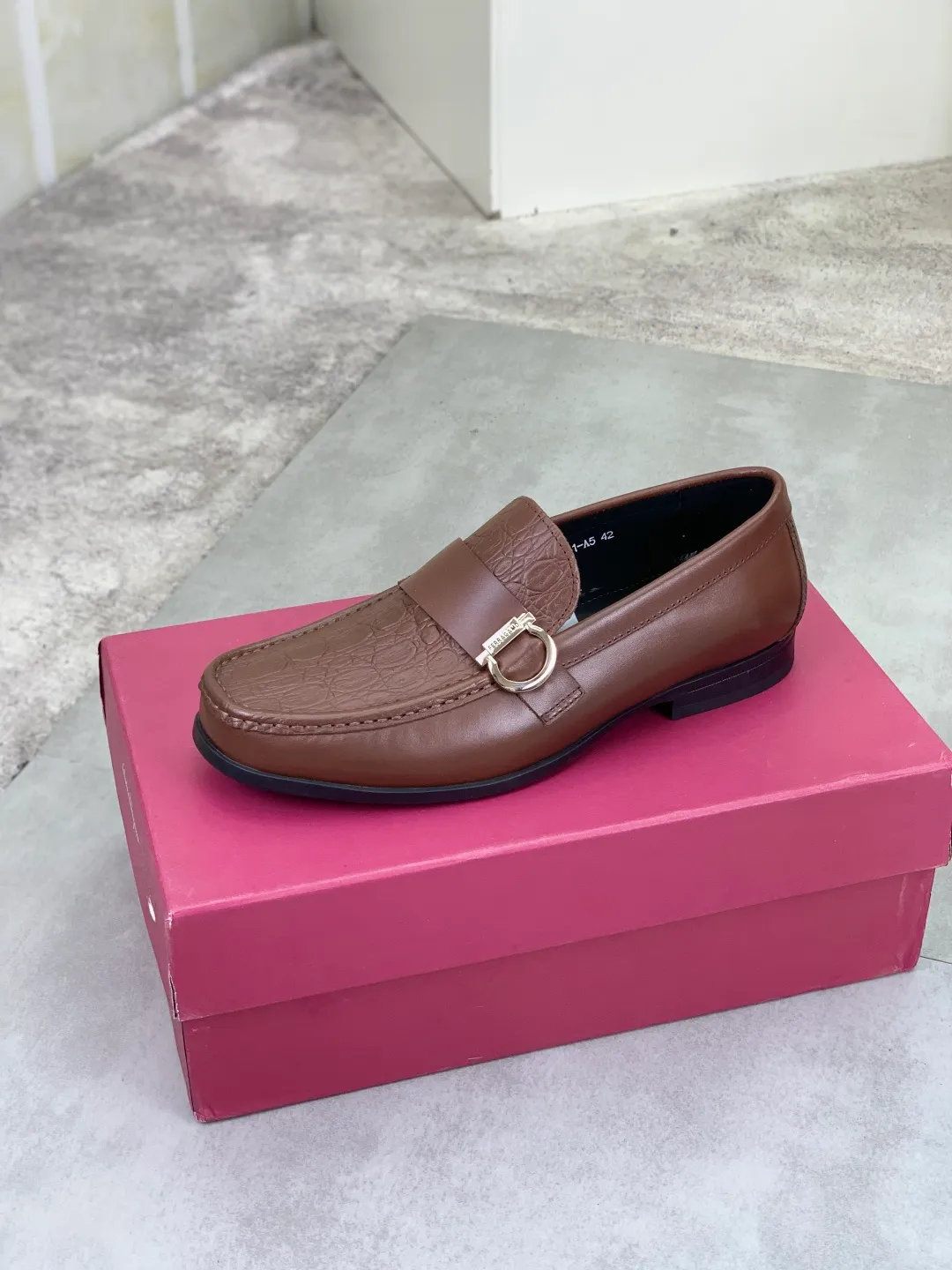 Men's Men's Shoes 💰P460💰[New Style] Water-dyed Niuli 🆘[Salvatore Ferragamo] Ferragamo's latest casual business leather shoes for men! Listed simultaneously! The fabric is made of specially imported original calfskin, and the interior is made of imported water-dyed cowhide. It is absolutely luxurious and leads the fashion trend. Matching code: 38-45; black or brown available